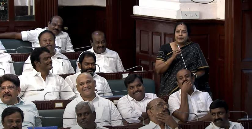  அதற்கு பதில் அளித்த வானதி சீனிவாசன் எமர்ஜென்சி காலத்தில் தமிழ்நாட்டில் தலைவர்கள் எவ்வளவு கஷ்டப்பட்டார்கள் என்பதை நினைவுப்படுத்த கருப்பு சேலையில் வந்தேன் என கூறியுள்ளார்.
