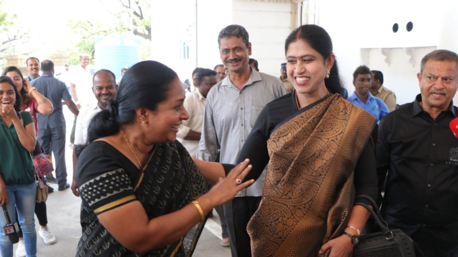 தெரியாமல் கருப்பு புடவையில் வந்துவிட்டேன்.. வானதி சீனிவாசன் நகைப்பு!