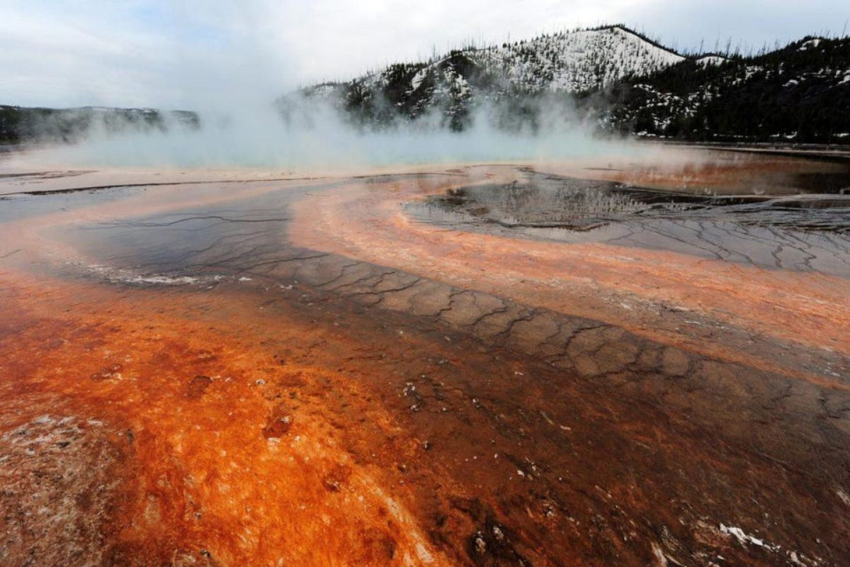  உலகின் பாதி நீர் வெப்ப அம்சங்கள் (hydrothermal features) யெல்லோஸ்டோன் தேசிய பூங்காவில் இருப்பதாக தரவுகள் கூறுகின்றன. இங்கு அதிகப்படியாக வெந்நீர் ஊற்றுகள் (hot springs) காணப்படுகின்றன. அவற்றில் இருந்து வெளிப்படும் நீர் தான் இங்குள்ள குளம் மற்றும் ஏரி அமைப்புகளில் தேங்கியுள்ளன.