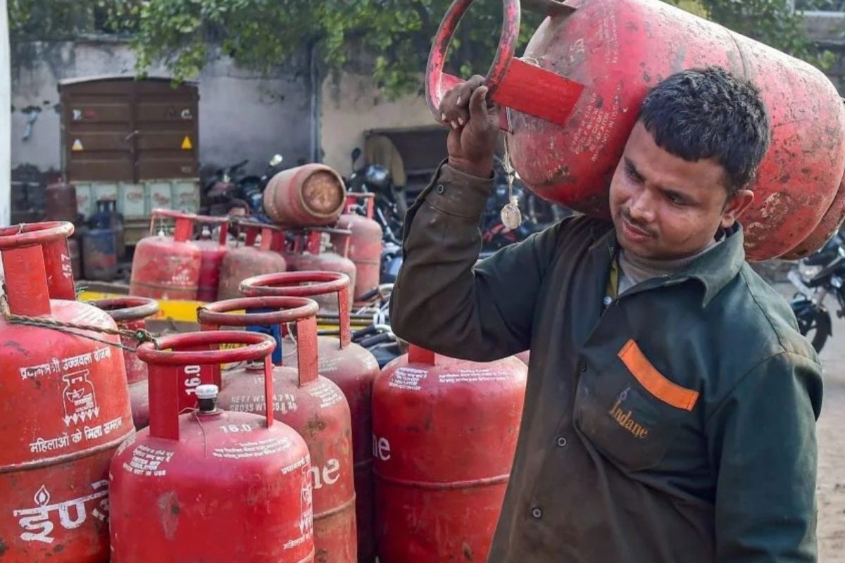 “சிலிண்டருக்கு ரூ.300 மானியம்..”- முதல்வர் அதிரடி அறிவிப்பு!