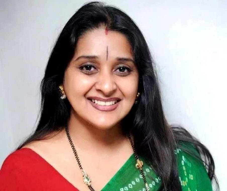  தமிழ் சினிமாவில் விஜய், அஜித், சூர்யா, மாதவன், போன்ற பல முன்னணி நடிகர்களுடன் அக்கா அண்ணி போன்ற குணச்சித்திர கதாபாத்திரங்களில் நடித்து பிரபலமானவர் மாளவிகா அவினாஷ்.