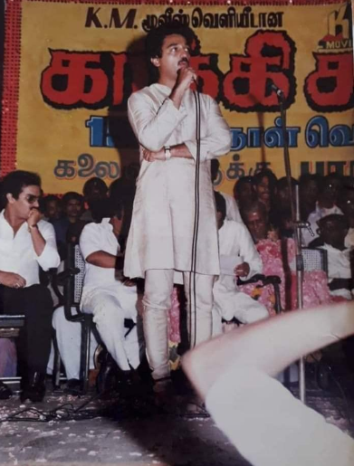  கமல் - போட்டி எழுபதுகளின் இறுதியில் தொடங்கி இன்றுவரை நீடித்து வருகிறது. ரஜினி கமர்ஷியல் படங்களில் தொடர்ச்சியாக நடித்து, தன்னை வசூல் சக்ரவர்த்தியாகவும், சூப்பர் ஸ்டாராகவும் நிலைநிறுத்திக் கொண்டார். கமர்ஷியல் படங்களுடன் பரிசோதனை முயற்சிகள் செய்து மாஸ் மற்றும் கிளாஸ் படங்களின் நாயகனாக கமல் தன்னை அடையாளப்படுத்திக் கொண்டார். இவர்களின் படங்கள் ஒரேநாளில் வெளியாகும் போது ரசிகர்களின் போட்டியால் திரையரங்குகள் தீப்பிடிக்கும்.