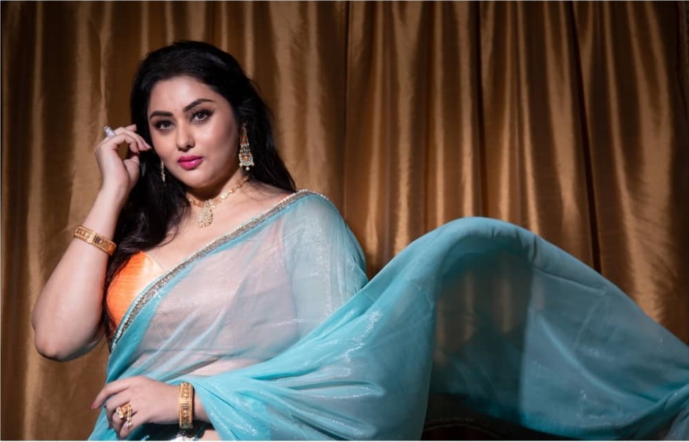  அதாவது, ஏப்ரல் 14ம் தேதி தான் நம்முடைய புத்தாண்டு. டிசம்பர் 31ம் தேதி நம்முடைய புத்தாண்டு கிடையாது. ஆகவே, அனைவரும் ஏப்ரல் 14ம் தேதி அன்று காலையில் எழுந்து குளித்து கோவிலுக்கு சென்று இறைவனிடம் ஆசிர்வாதம் வாங்குங்கள். பெரியவர்களிடம், உங்களுடைய பெற்றோர்களிடம் ஆசிர்வாதம் வாங்குங்கள் என்றும் அந்த வீடியோவில் தெரிவித்துள்ளார்.