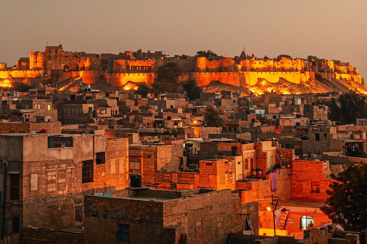  இந்தியாவின் தங்க நகரம் என்று அழைக்கப்படும் ,[object Object], (Jaisalmer) பிரமிக்க வைக்கம் மஞ்சள் நிற மணல் பரப்புகளை கொண்ட அழகான இடம். இங்கிருக்கும் மணல் திட்டுக்கள் கண்களுக்கு விருந்தாக இருந்தாலும், கோடைக்காலத்தில் 42 டிகிரி வரை கொளுத்தும் வெயிலால், நெருப்பு பூமியாக காணப்படும். இதனால், நீங்கள் அசெளகரியத்தை உணர்வீர்கள். எனவே, ஜூன் வரை இங்கு செல்லும் திட்டம் இருந்தால் அந்த திட்டத்தை கைவிடுவது நல்லது.