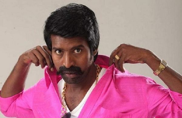  இந்நிலையில் சமீபத்தில் பேட்டி ஒன்றில் பேசிய நடிகர் சூரி 2006-ம் ஆண்டு ஆர்யாவின் நடிப்பில் வெளியான கலாபக் காதலன் படத்தில் நடிப்பதற்காக வாய்ப்பு தேடி சென்றது குறித்து தெரிவித்துள்ளார். அதில்,  ஒவ்வொருவராக ஆடிஷனரில் கலந்து கொண்டு நடித்து காண்பிக்க அடுத்ததாக நான் உள்ளே சென்றேன். ஆனால் நான் நடித்துக் காண்பிக்கும் முன்பே கீழே மயங்கி விழுந்துவிட்டேன். அங்கு இருந்தவர்கள் எனக்கு தண்ணீரை மூஞ்சியில் தெளித்து விட்டு மயக்கத்தில் இருந்து எழுப்பி உங்களுக்கு என்ன ஆயிற்று என்று கேட்டார்கள்.
