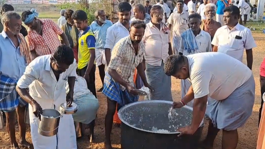  மேலும் நேர்த்திக் கடனுக்காக கொண்டு வந்த ஆடுகளிலிருந்து வெட்டி எடுக்கப்பட்ட ஈரல் மற்றும் நுரையீரல் ஆகிய இரண்டையும் சமையலுக்கு பயன்படுத்தாமல் சாமிக்கு மட்டும் படைக்கப்பட்டு பூஜைகள் செய்யப்படுகிறது.
