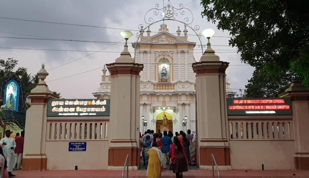  இயேசு கிறிஸ்து சிலுவையில் அறையப்படுவதற்கு முன்பு 40 நாட்கள் உபவாசம் இருந்ததாகவும் அந்த நாட்களை தான் உலகம் முழுவதும் உள்ள கிறிஸ்தவர்கள் ஆண்டுதோறும் தவக்காலமாகக் கடைபிடிக்கின்றனர்.