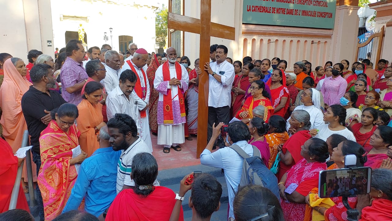  இயேசுவின் துதிப் பாடல்களை பாடியபடி சிலுவை பாதை நிகழ்ச்சிகளில் நடத்தி வந்தனர்.