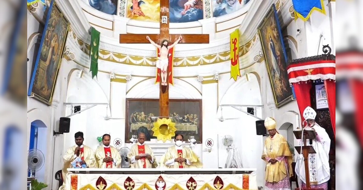 ஈஸ்டர் பண்டிகையையொட்டி புதுச்சேரியில் தேவாலயங்களில்  சிறப்பு பிரார்த்தனை...