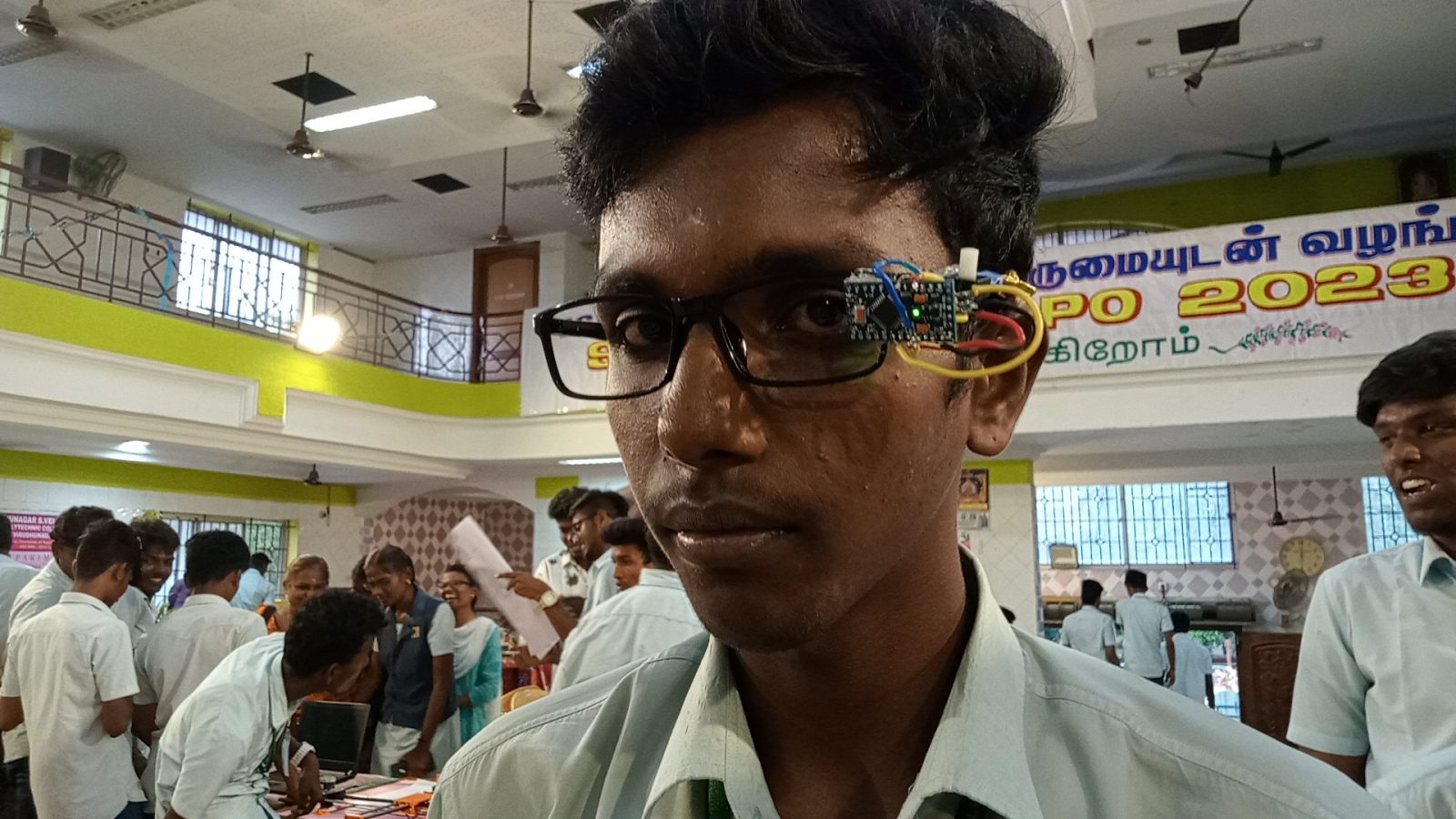 ஓட்டுநர்கள் வாகனம் ஓட்டும் போது கண் அசராமல் இருக்க மாணவரின் வித்தியாசமான கண்டுபிடிப்பு!...