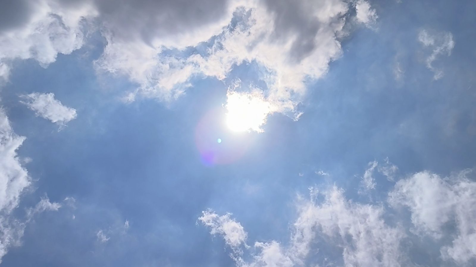 திண்டுக்கல்லில் சுட்டெரிக்கும் வெயில்.. வீட்டைவிட்டு வெளியேவர மக்கள் அச்சம்!