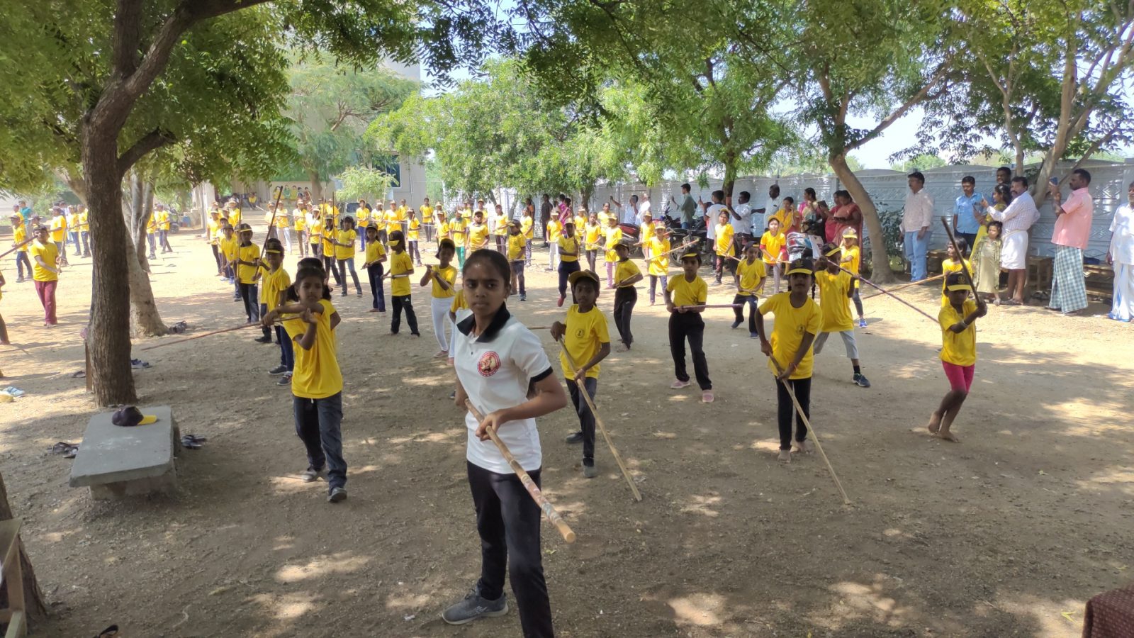 தொடர்ந்து அரை மணி நேரம் சிலம்பம் சுற்றி சாதனை படைத்த சங்கரன்கோவில் பள்ளி மாணவர்கள்!