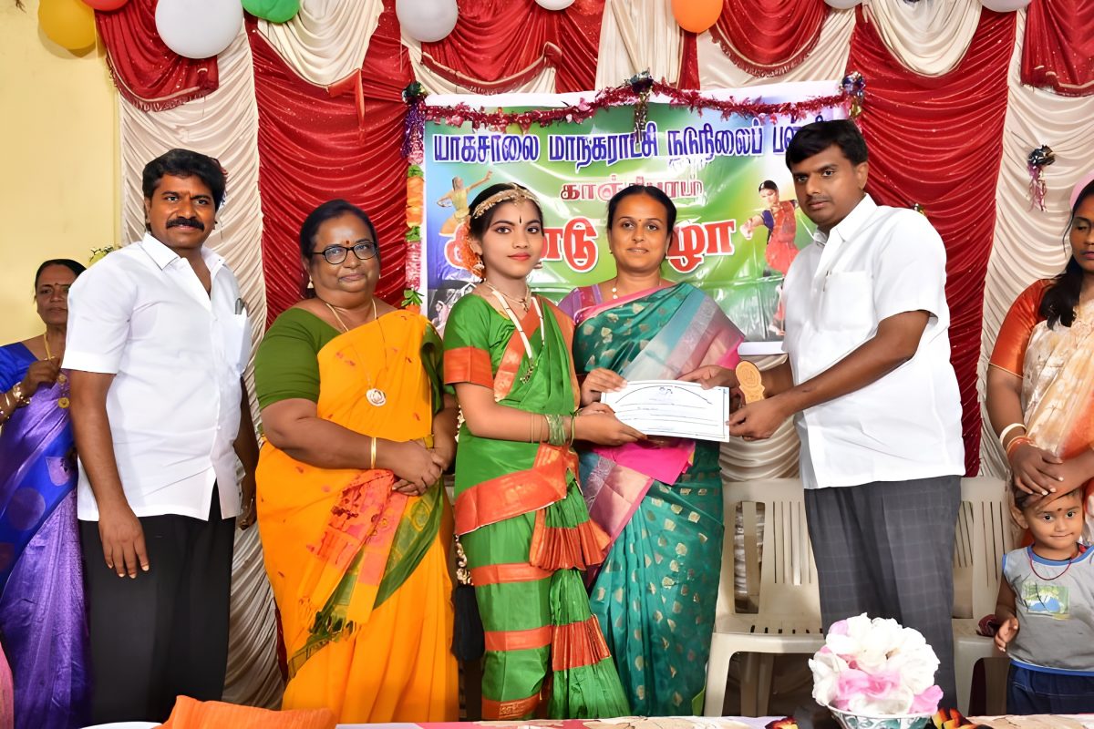 கலைநிகழ்ச்சிகளில் பங்கேற்ற மாணவா்களுக்கு பரிசுகள் வழங்கும் மேயர் 