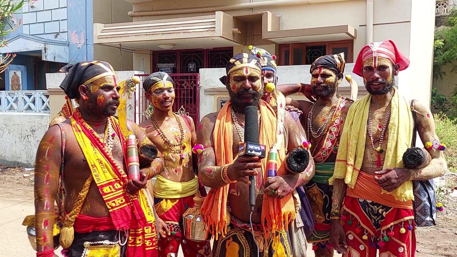 மதுரையில் அழகர் வேடம் அணிந்து காணிக்கை பெறுவது ஏன் தெரியுமா?