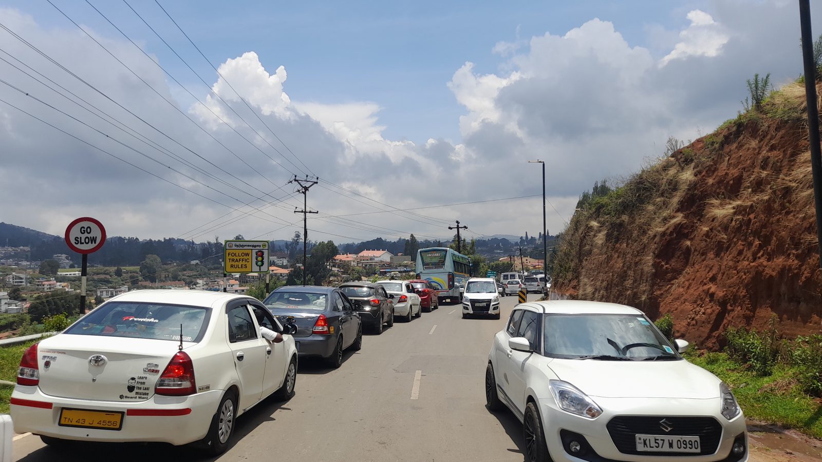 கோடை விடுமுறையொட்டி உதகையில் குவிந்த சுற்றுலா பயணிகள்.. வாகன நெரிசலால் ஸ்தம்பித்த ஊட்டி!