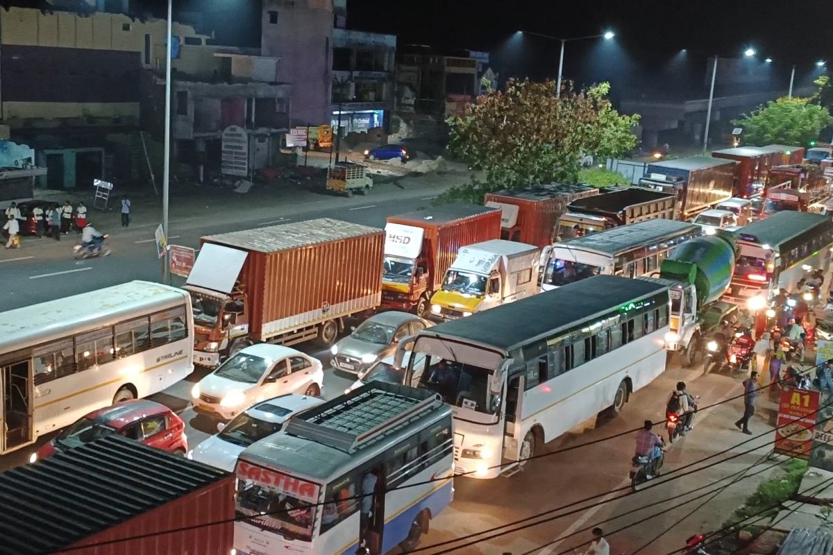 சிங்கப்பெருமாள் ரயில்வே கேட் பழுது.. போக்குவரத்து நெரிசல்!