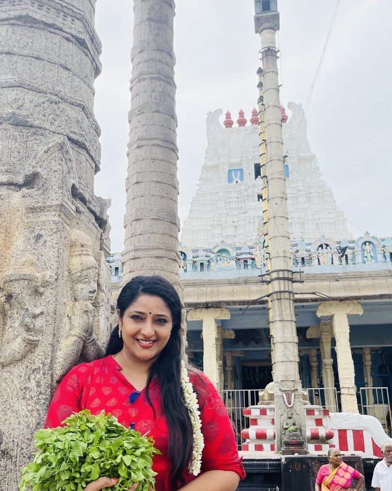  கேரளாவில் பிறந்து வளர்ந்த பிரவீனா ஏகப்பட்ட மலையாள சீரியல்களில் நடித்தும், நிறைய நிகழ்ச்சிகளை தொகுத்து வழங்கியும் உள்ளார். அதோடு பல்வேறு ரியாலிட்டி நிகழ்ச்சிகளில் நடுவராகவும் பணியாற்றியிருக்கிறார்.