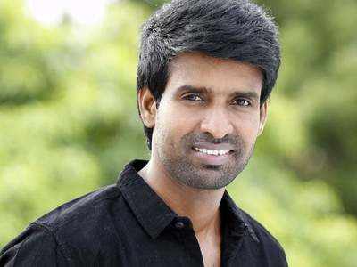  மதுரையில் உள்ள ராஜாக்கூர் என்ற கிராமத்தில் முத்துசாமி மற்றும் சேங்கையரசி தம்பதியர்களுக்கு ஆறு மகன்களில் ஒருவராக பிறந்தார் நடிகர் சூரி. 7 ஆம் வகுப்பு வரை படித்த சூரி அதற்கு மேல் படிப்பு வரவில்லை என பள்ளிக்குச் செல்லவில்லை. வறுமையில் வாடும் தனது குடும்பத்தை காப்பதற்கு என்ன வேலை என்றாலும் சலிக்காமல் செய்துள்ளார்.