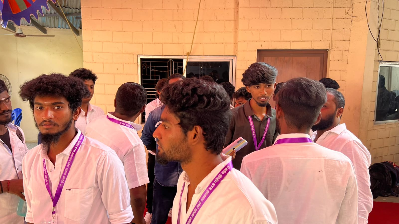 தமிழ் சினிமாவின் முன்னணி நடிகர்களில் ஒருவரான  சிலம்பரசன் குறிப்பிட்ட இடைவேளையில் தனது ரசிகர்களுடன் புகைப்படம் எடுப்பதை வழக்கமாக கொண்டுள்ளார்.  ஆனால், சில ஆண்டுகளாக அந்த நிகழ்வு நடைபெறாமல் இருந்தது.