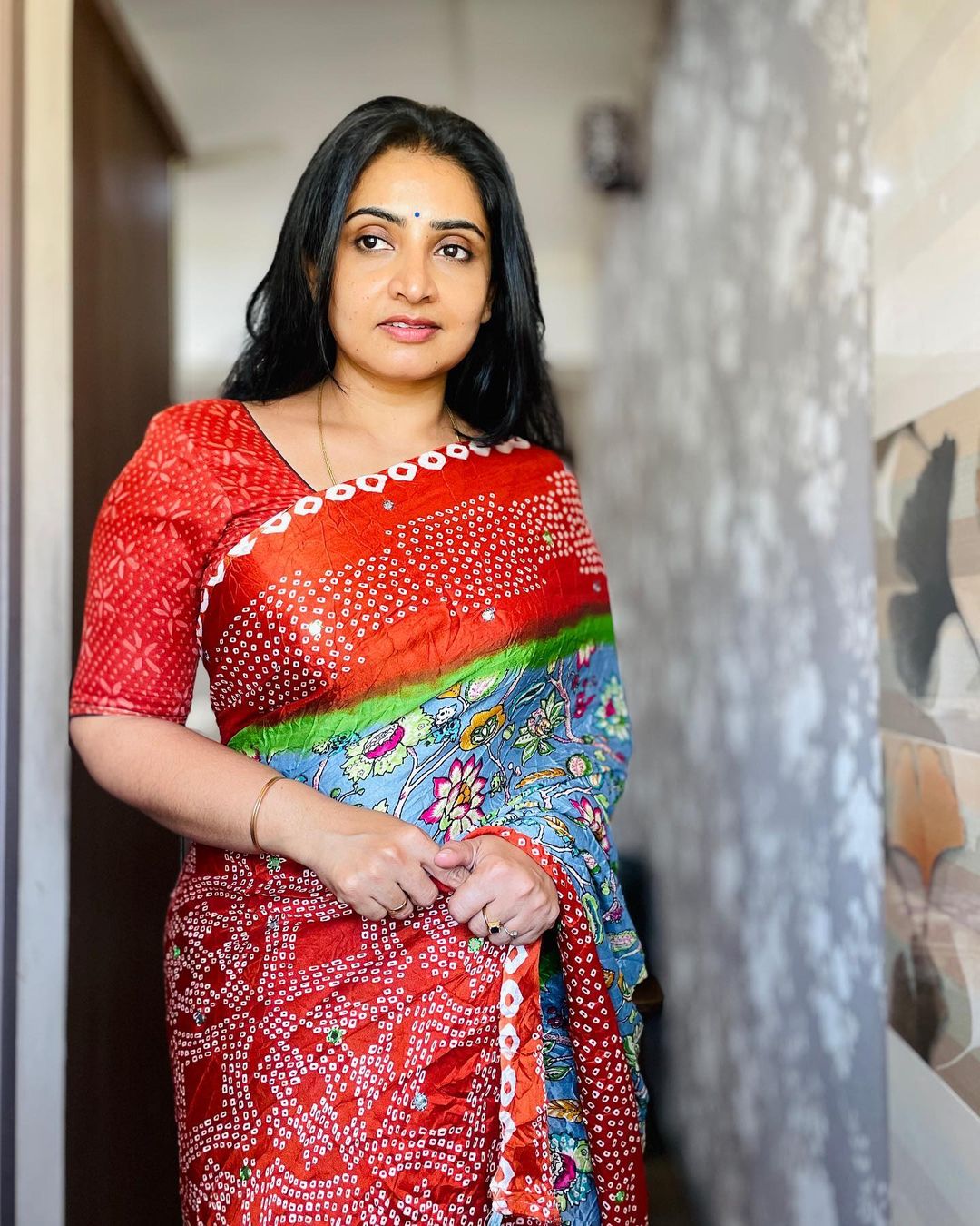  தமிழ் மட்டுமல்லாது பிற மொழி தொடர்களில் நடித்து ரசிகர்களிடையே மிகவும் பிரபலமடைந்த சுஜிதா தனுஷ், 40-க்கும் அதிகமான சீரியல்களில் நடித்துள்ளார்.