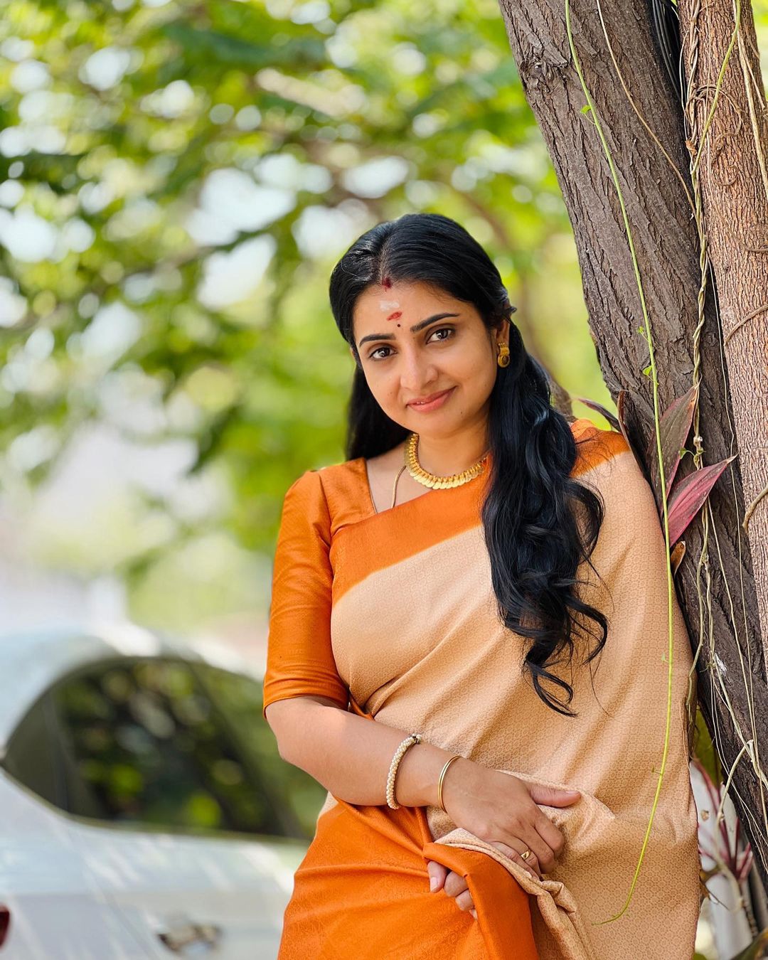  இன்ஸ்டாகிராமில் ஆக்டிவாக இருக்கும் அவர் சேலையில் தான் எடுத்துக் கொண்ட விதவிதமான படங்களை பகிர்ந்துள்ளார்.