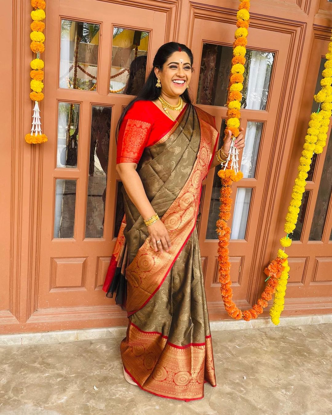  இரவு ஷூட்டிங் முடிந்து வரும்போது’ தவறாமல் ஃபேஸ் மசாஜ் பண்ணுவேன். தேங்காய் எண்ணெய், மாய்ஸ்சரைசர், கற்றாழை ஜெல் என ஏதாவது ஒன்றை பயன்படுத்தி ஃபேஸ் மசாஜ் செய்யலாம். சீரம் பயன்படுத்துவதால் முகத்தில் ஈரப்பதம் நீண்ட நேரம் இருக்கும்.