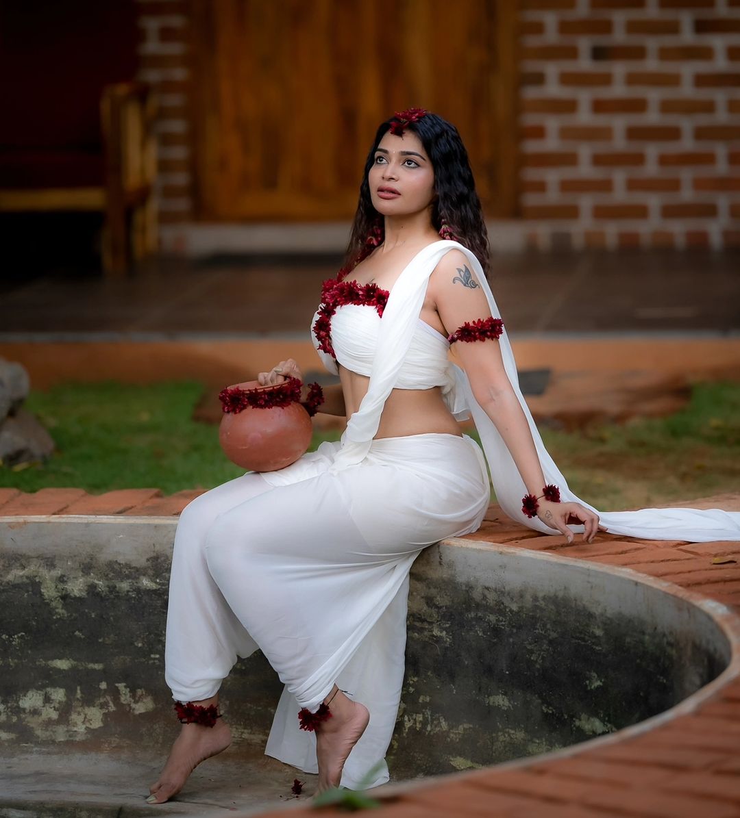  அந்நிகழ்ச்சியில் புகழ், தர்ஷா குப்தா காம்போ ரசிகர்கள் மத்தியில் வரவேற்பை பெற்றது.