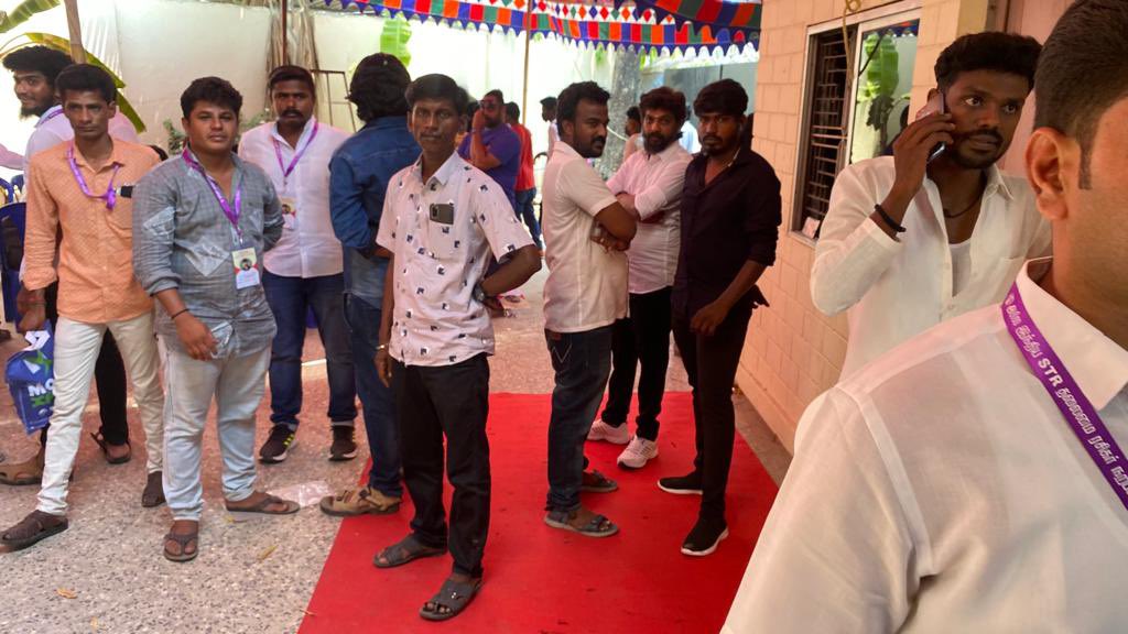  இந்த நிலையில் தற்போது சிலம்பரசன் ரசிகர் மன்றங்களை சேர்ந்த நிர்வாகிகளை மட்டும் நேரில் அழைத்து புகைப்படம் எடுத்துக் கொள்ள திட்டமிட்டார்.