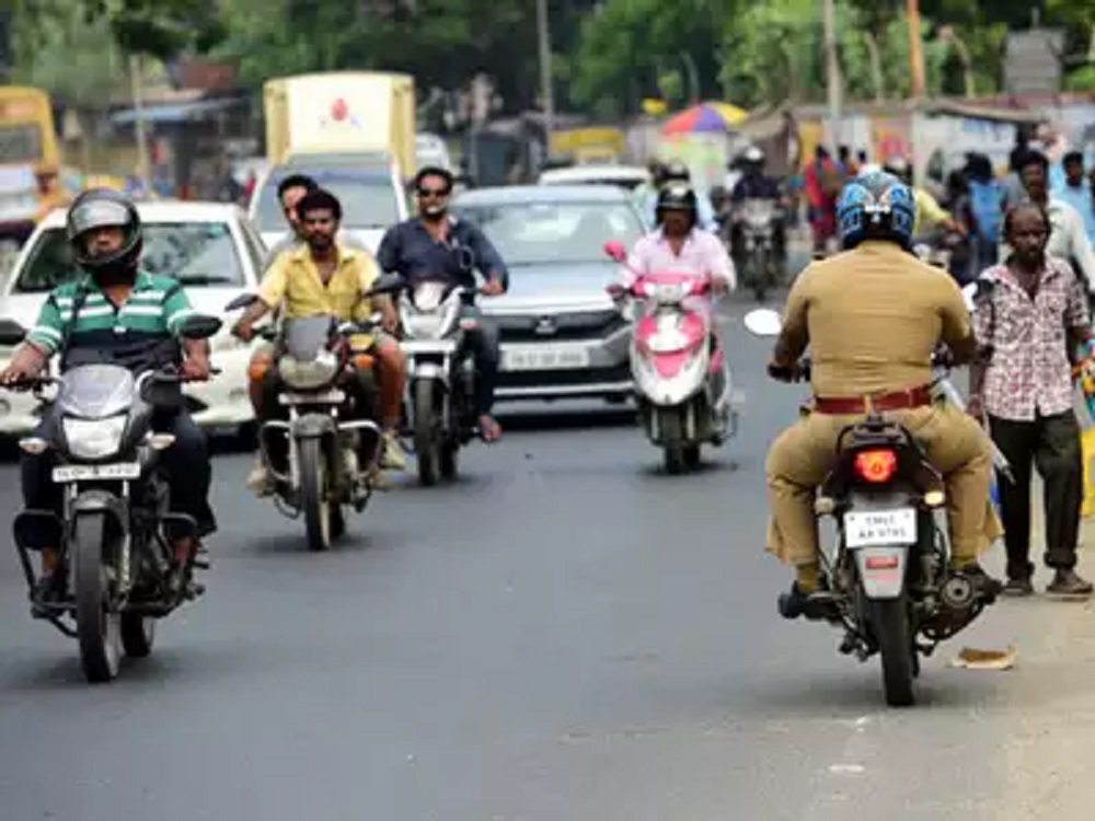  பைக்கை நிறுத்தும்போது முதலில் பிரேக்கை அழுத்த வேண்டுமா அல்லது கிளட்சை அழுத்த வேண்டுமா என்ற குழப்பம் அடிக்கடி நமக்கு ஏற்படும். பைக்கை நிறுத்தும்போது முதலில் பிரேக்கை அழுத்துவதா அல்லது கிளட்ச்சை அழுத்துவதா என்பது பிரேக் போடும் சூழ்நிலையைப் பொறுத்தது. அதாவது, நீங்கள் எங்கு பிரேக் போடுகிறீர்கள், ஏன் பிரேக் போடுகிறீர்கள், பிரேக் போடும்போது பைக்கின் வேகம் என்ன, பைக் எந்த கியரில் உள்ளது போன்றவற்றைக் கருத்தில் கொண்டு அமைக்கிறது.