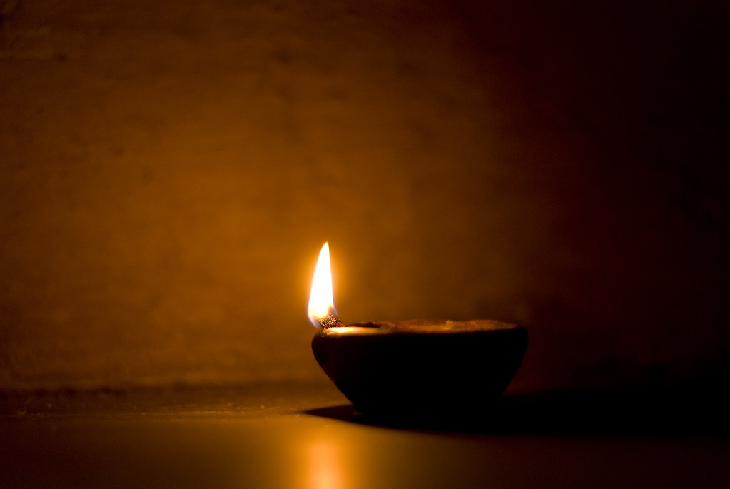  ,[object Object], மத சாஸ்திரங்களின்படி, ஒரு விளக்கில் இருந்து மற்றொரு விளக்கை ஏற்றக்கூடாது. எப்பொழுதும் தனித்தனியாக விளக்கை ஏற்றவும். இதனுடன், விளக்கு வைக்க சரியான திசை கிழக்கு என்பதை மனதில் வைக்கவும். நம்பிக்கையின்படி, மேற்கு திசையில் விளக்கை வைப்பது ஆடம்பரத்தை அதிகரிக்கிறது. அதே நேரத்தில் முன்னோர்களுக்காக தெற்கில் ஒரு தீபம் ஏற்றப்படுகிறது.