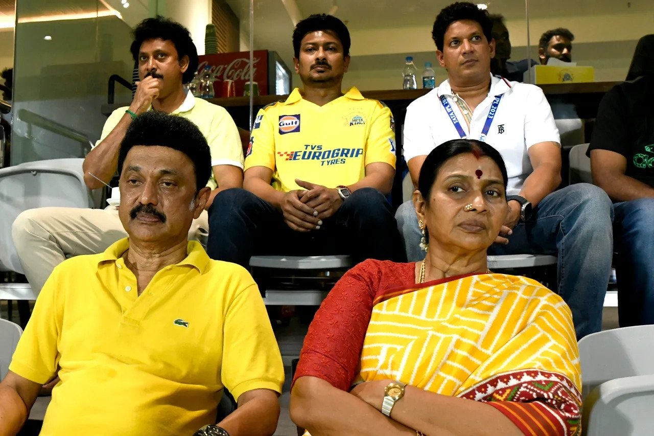  முதல்வர் மு.க.ஸ்டாலின் தனது மனைவியுடன் அமர்ந்து போட்டியை பார்த்தார்.