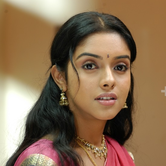  அந்தப் படம் தாமதமாக நடிகர் ஜெயம் ரவிக்கு ஜோடியாக அவர் நடித்த எம்.குமரன் சன் ஆஃப் மகாலட்சுமி படம் முதலில் வெளியானது.