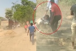 பெண் அதிகாரியை தரதரவென இழுத்து தாக்கிய மணல் மாபியா கும்பல்..