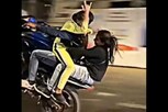 பெண்களுடன் அபாயமான வீலிங் செய்த இளைஞர்..!