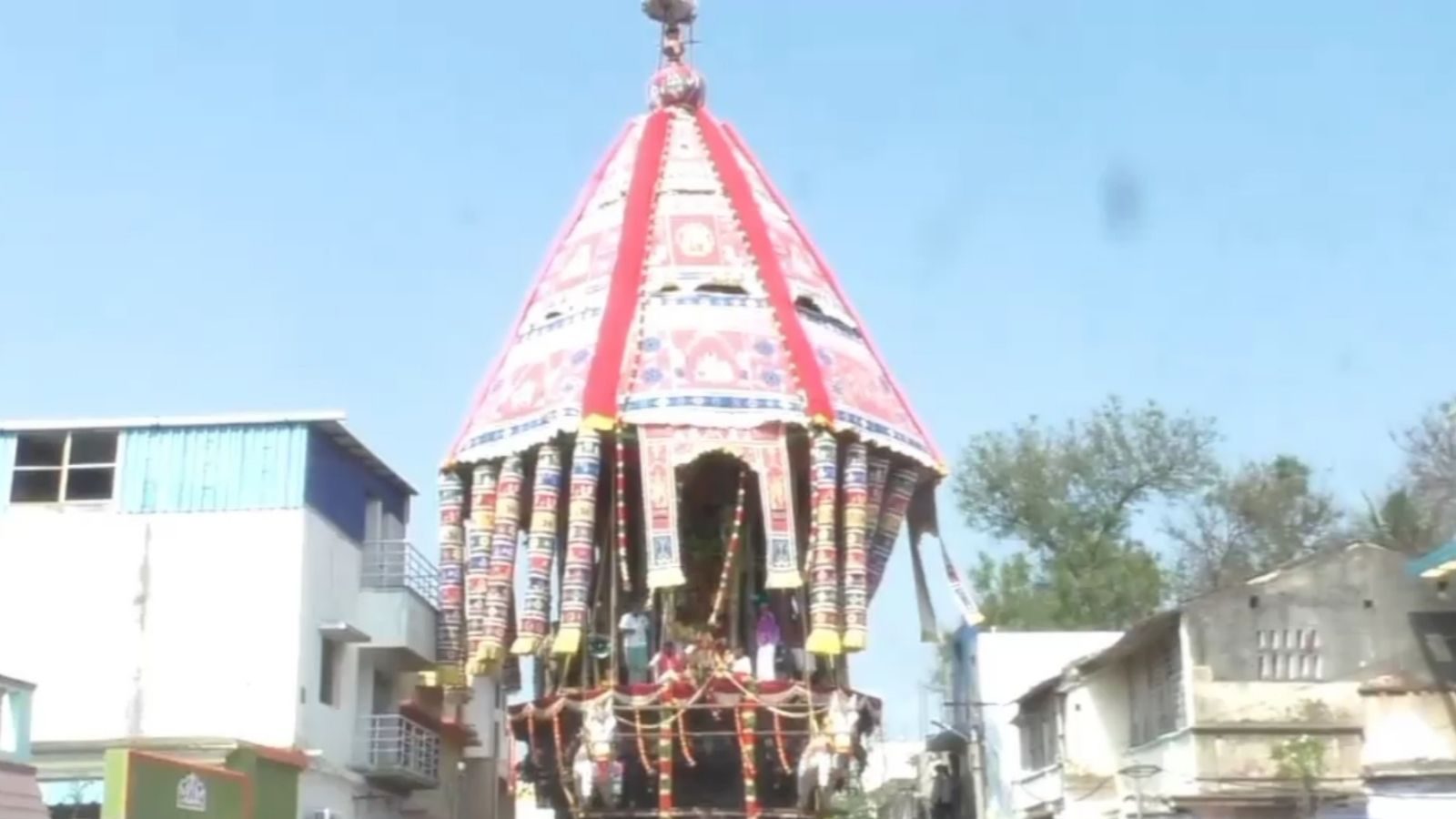 லால்குடி சப்தரிஷீஸ்வரர் கோயில் பங்குனி தேரோட்டம்... 75 அடி தேரின் வீதி உலாவைக் கண்டு பக்தர்கள் பரவசம்!