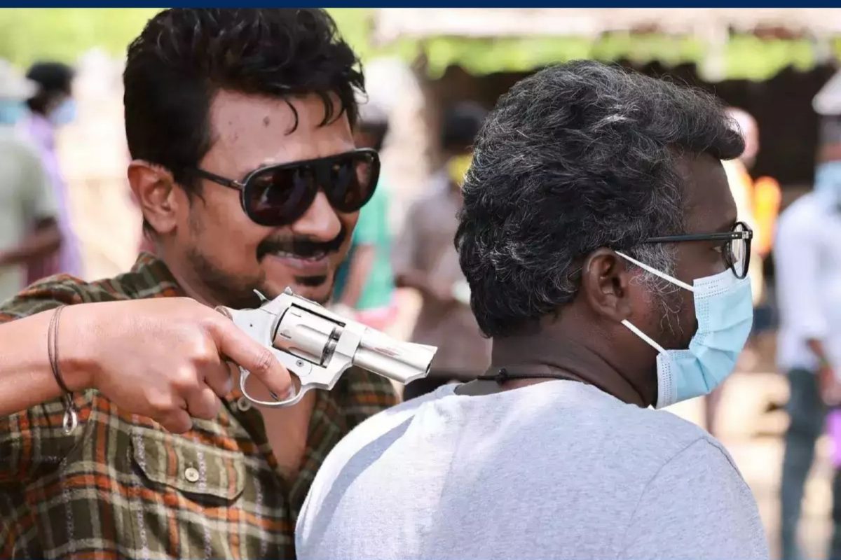 ஒருபக்கம் கோட்சூட்.. மறுபக்கம் வெள்ளை வேட்டி, சட்டை.. புது போஸ்டர்!