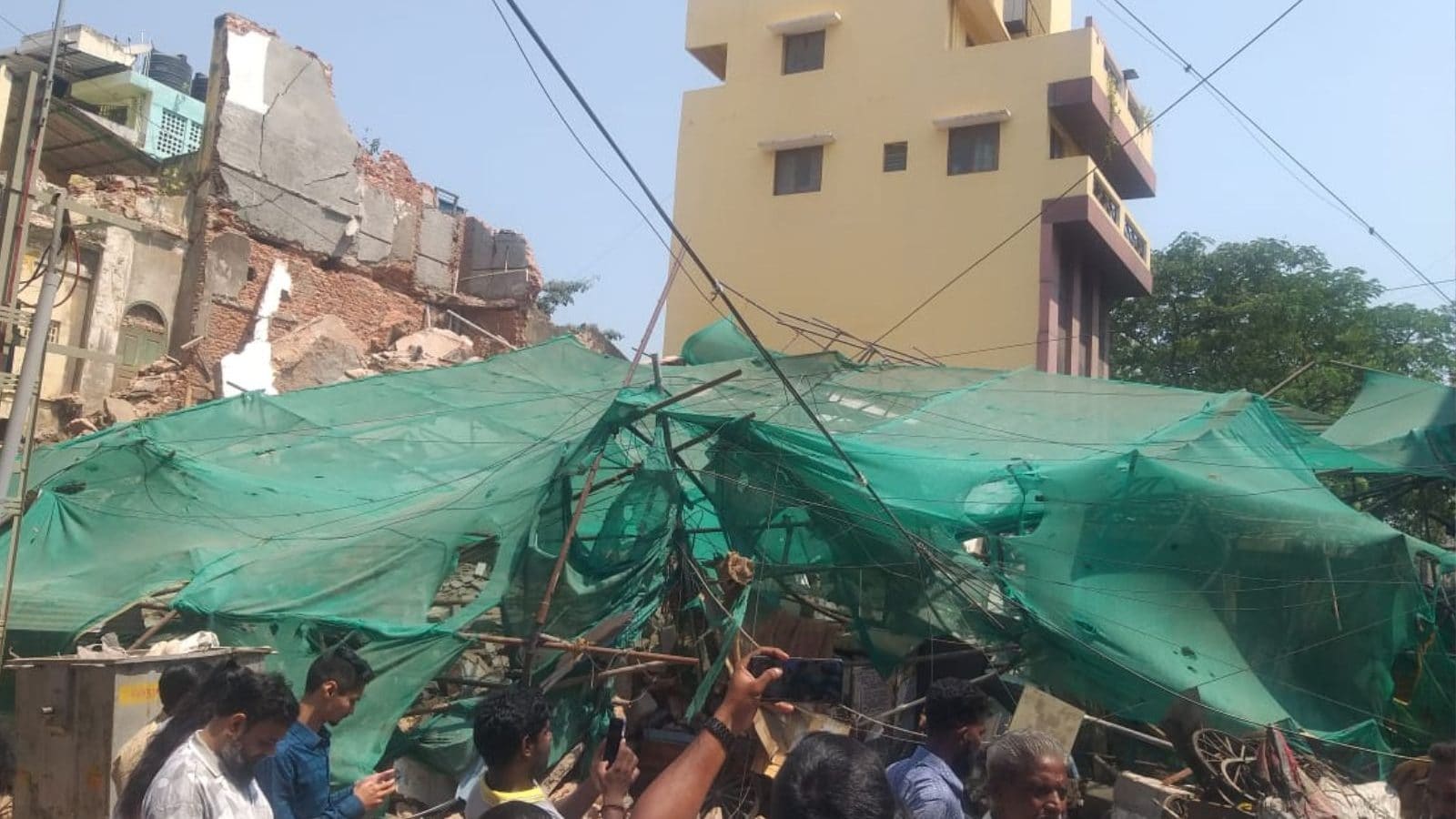 சென்னையில் 4 மாடி கட்டடம் இடிந்து விழுந்து விபத்து - மீட்பு பணிகள் தீவிரம்