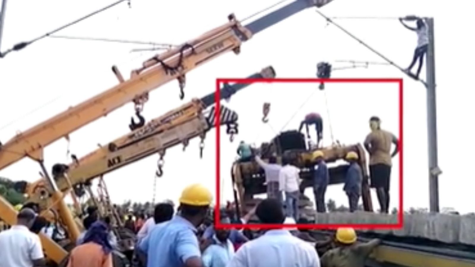 மதுராந்தகம் அருகே தடம் புரண்ட சரக்கு ரயில் என்ஜின்- குருவாயூர், சோழன் உள்ளிட்ட ரயில்கள் ஆங்காங்கே நிறுத்தம்