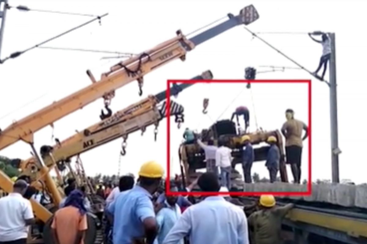 சரக்கு ரயில் என்ஜின் தடம் புரண்டதால் பரபரப்பு