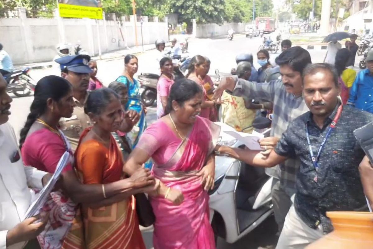 பெண் தீக்குளிக்க் முயற்சி
