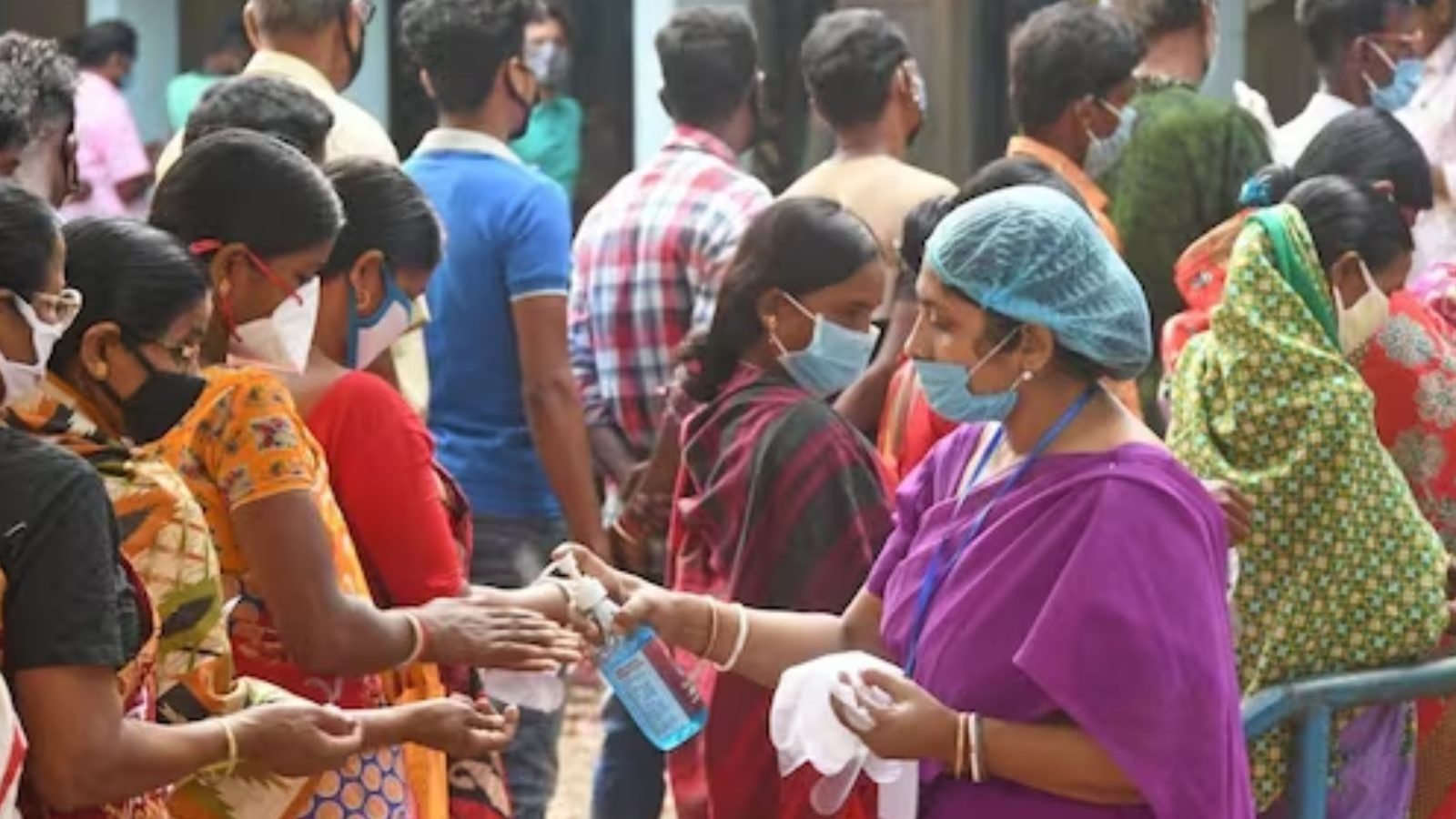 இந்தியாவில் 10,000-ஐ தாண்டிய தினசரி கொரோனா பாதிப்பு.. அடுத்த 10 நாள்களுக்கு உயரும் என எச்சரிக்கை