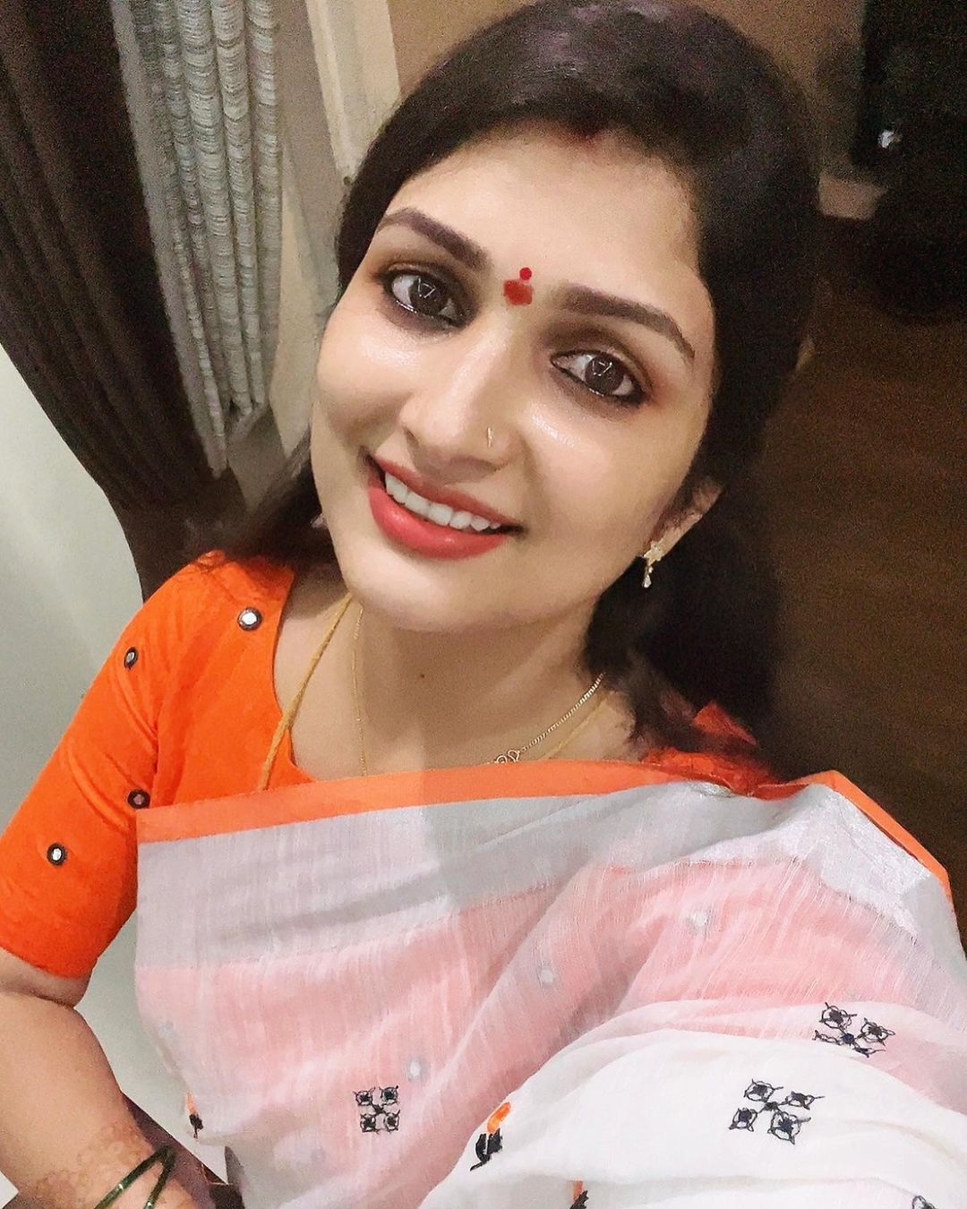  தொடர்ந்து மீடியாக்களை சந்தித்த திவ்யா, அர்னாவ் மீது அடுக்கடுக்காக பல குற்றச்சாட்டுகளை முன் வைத்தார். அதன் பின்னர் இருவரும் பிரிந்து தனித்தனியே வாழ்ந்து வருகிறார்கள்.