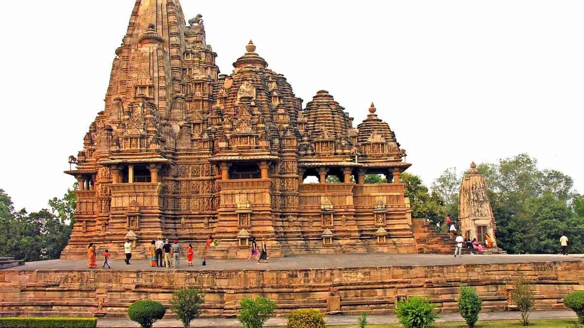  மத்திய பிரதேச மாநிலத்தில் அமைந்திருக்கும் ,[object Object], (Khajuraho) பகுதியில் காணப்படும் அழகான சுவர் சிற்பங்கள் இடைக்கால பாரம்பரியத்தின் சின்னமாக திகழ்கிறது. இது கலை மீது ஆர்வம் உள்ளவர்களுக்கு சிறந்த இடமாக இருந்தாலும், இதை கண்டு ரசிக்க கோடைக்காலம் சிறந்தது அல்ல. பார்ப்பதற்கு பசுமையாக இருந்தாலும், பல்லை காட்டும் கோடை வெயிலின் தாக்கத்தை உங்களால் சமாளிக்க இயலாது.
