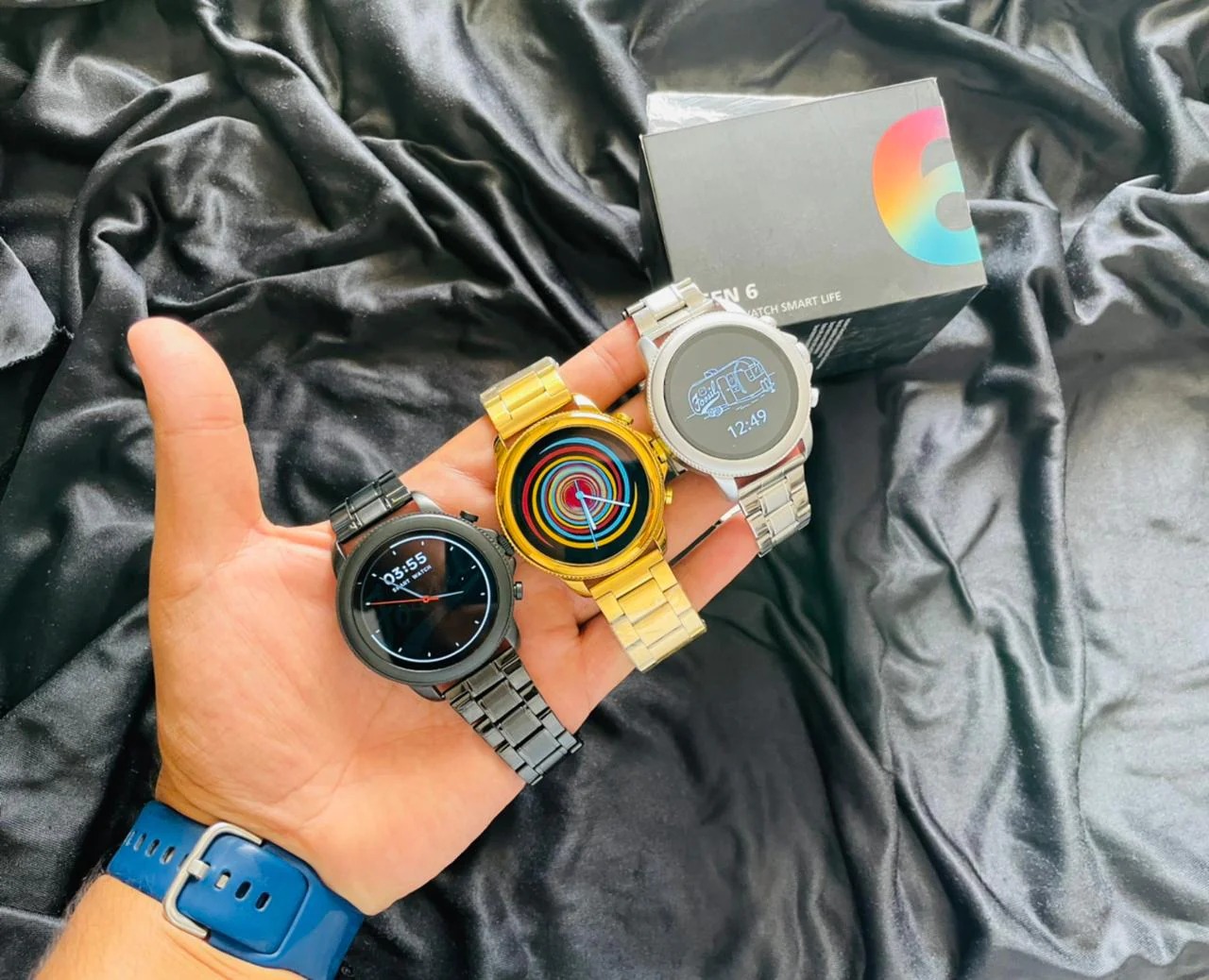  ,[object Object], 1.28 இன்ச் கலர் AMOLED டிஸ்ப்ளே, 99 கிராம் எடை, WearOS, 24மணி நேர பேட்டரி லைஃப் மற்றும் 3 ATM வாட்டர் ரேட்டிங்கை கொண்டுள்ளது இந்த Fossil Gen 6 ஸ்மார்ட் வாட்ச். கூகுளின் WearOS தொழில்நுட்பத்தால் இயக்கப்படும் இந்த டிவைஸ் அதன் அனலாக் வாட்ச் போன்ற ஸ்டைலான வடிவமைப்பு மற்றும் முரட்டுத்தனமான ஸ்டெயின்லெஸ் ஸ்டீல் கேஸில் இணைக்கப்பட்ட AMOLED டிஸ்ப்ளேவை கொண்டுள்ளது. நீங்கள் சொகுசு பிராண்டின் ரசிகர் என்றால் சூப்பரான ஸ்டைலிஷ் ஸ்மார்ட் வாட்ச் வாங்க விரும்பினால் Fossil Gen 6 வாங்கலாம். மேம்பட்ட உடல்நலம், ஆக்டிவிட்டி மானிட்டரிங் மற்றும் லாங் பேட்டரி லைஃப் வேண்டாம் என நினைக்கும் ஃபேஷன் விரும்பிகளுக்கு இந்த டிவைஸ் சரியானது.