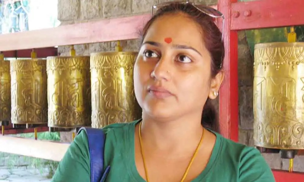  இந்தத் தொடரில் சரோ என்ற வேடத்தில் நடித்து ரசிகர்களிடையே பிரபலமானவர் காயத்ரி. சமீபத்தில் சன் டிவியில் நிறைவடைந்த சூப்பர் ஹிட் சீரியலான ரோஜா தொடரில் மாமியராக கலக்கினார்.