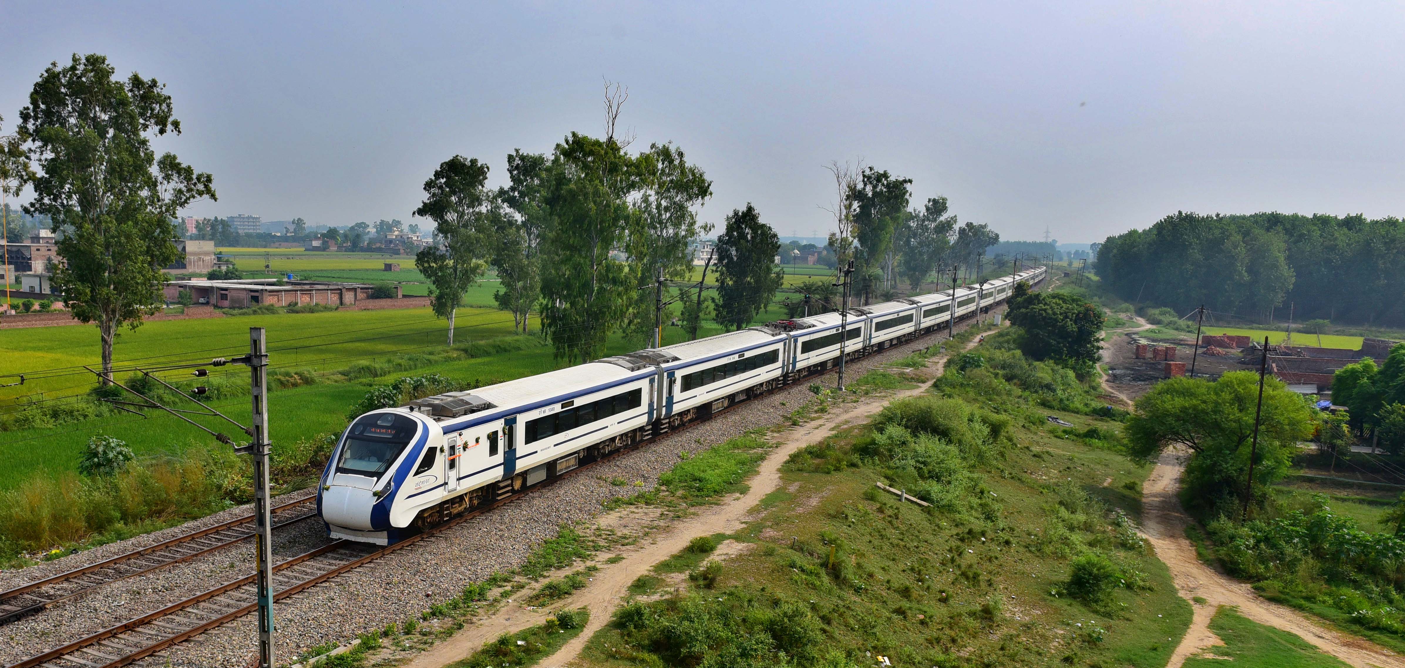  சென்னையில் இருந்து கோவை செல்ல AC Chair Car வகுப்பிற்கு 1,215 ரூபாய் கட்டணம் நிர்ணயம் செய்யப்பட்டுள்ளது. AC Executive Chair Car வகுப்பில் 2,310 ரூபாய் கட்டணமாக நிர்ணயம் செய்யப்பட்டுள்ளது. காலியாக இருக்கும் பயணச்சீட்டுகளின் எண்ணிக்கையைப் பொறுத்து கட்டணம் மாறுபடும்.