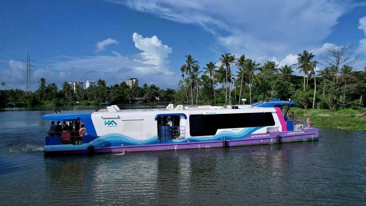  இத்திட்டத்தை நாளை (செவ்வாய்க்கிழமை) பிரதமர் நரேந்திர மோடி தொடங்கி வைக்கிறார். இதைத்தொடர்ந்து 'வாட்டர் மெட்ரோ' திட்ட படகு சோதனை ஓட்டம் நடந்தது.