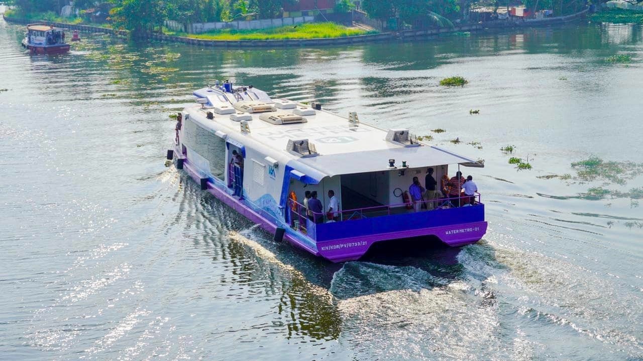  பேட்டரி மூலம் இயக்கும் electric hybrid boats மூலம் இந்த மெட்ரோ சேவை இயக்கப்படுகிறது. 76.2 கிலோ மீட்டர் வரை விரிவுபடுத்தப்படும் இந்த சேவை மூலம் பாதுகாப்பான சுகமான பயணத்தைப் பெறலாம்.