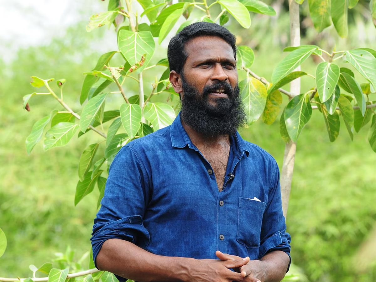  மேலும் வெற்றிமாறன் இயக்குநர் விஜய்யிடம் ஒரு கதை சொல்லியிருப்பதாகவும் இருவரும் தங்கள் கைவசம் இருக்கும் படங்களை முடித்தபிறகு இணைந்து பணியாற்றவிருப்பதாகவும் வெற்றிமாறன் தெரிவித்திருந்தார்.