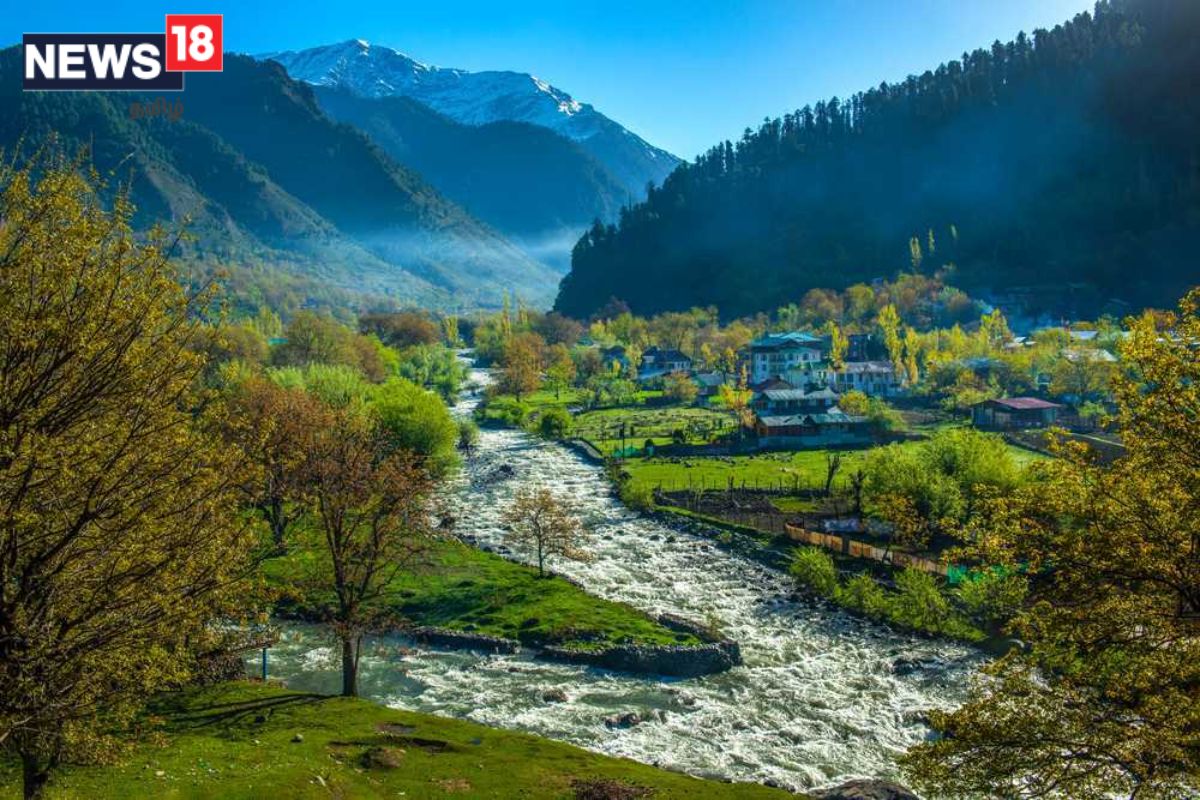  காஷ்மீரில் கடல் மட்டத்திலிருந்து 7200 அடி உயரத்தில் வசதியாக அமர்ந்திருக்கும் பஹல்காம், இமயமலை மலைகள் மற்றும்  உயரமான பைன் காடுகளுடன் மெல்லிய பனியால் மூடப்பட்டிருப்பதால், இந்த கோடைக்கு ஏற்ற குளுகுளு இடமாக இருக்கும்